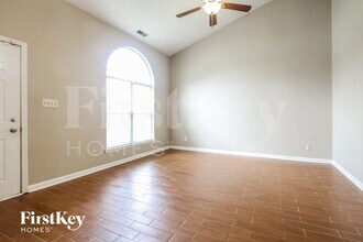 1056 Oak Leaf Rd in Franklin, IN - Foto de edificio - Building Photo