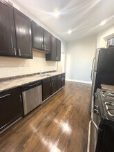 908 W Montrose Ave in Chicago, IL - Foto de edificio - Building Photo