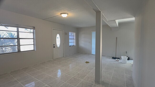 2102 S 3rd St in Fort Pierce, FL - Building Photo - Building Photo