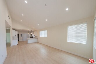 815 E Elmwood Ave in Burbank, CA - Building Photo - Building Photo