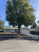 6726 Capistrano Ave in West Hills, CA - Foto de edificio - Building Photo