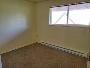 677 SW Levens St, Unit # 3 in Dallas, OR - Foto de edificio - Building Photo