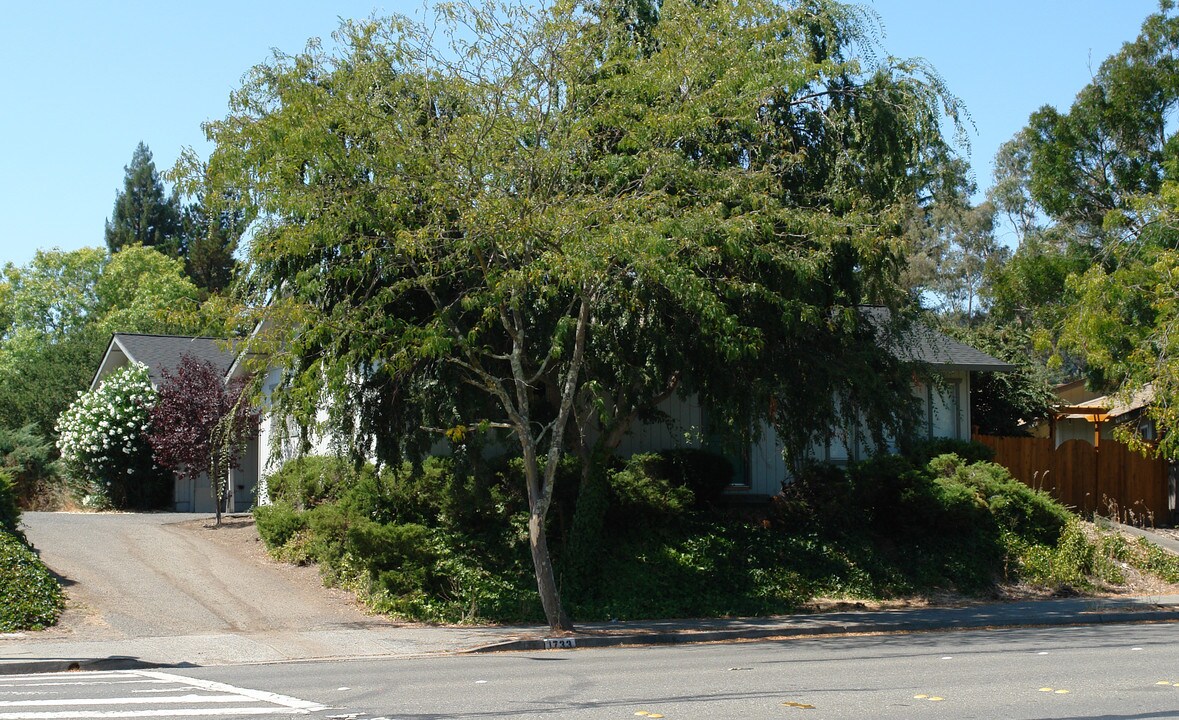 1733 Mission Blvd in Santa Rosa, CA - Building Photo