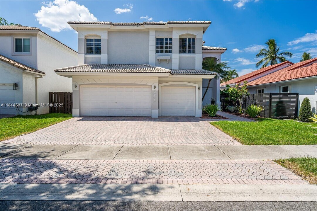 7048 NW 107th Pl in Doral, FL - Building Photo