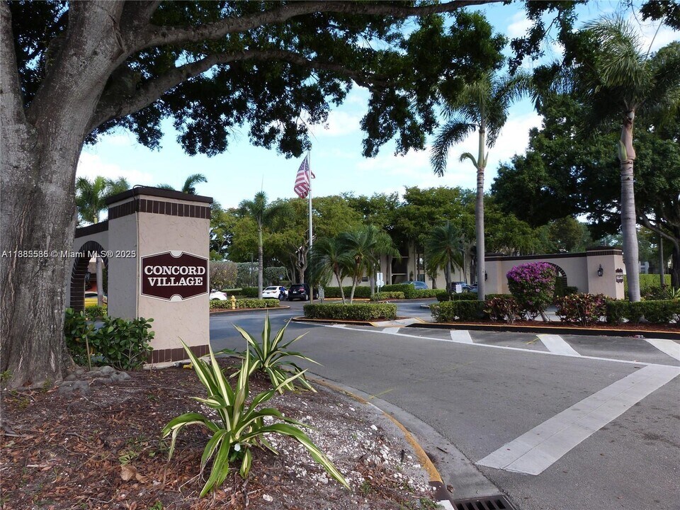 6751 N University Dr in Tamarac, FL - Foto de edificio