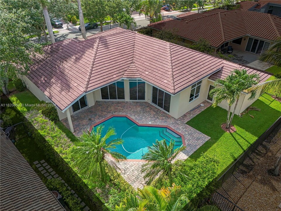 3740 Oak Ridge Cir in Weston, FL - Foto de edificio