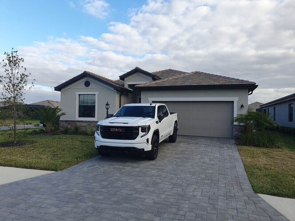 15316 Serene Shores Loop in Bradenton, FL - Foto de edificio
