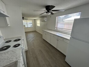 5446 Lisa Cir in Zephyrhills, FL - Foto de edificio - Building Photo