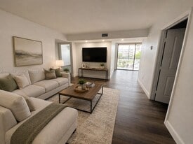 8635 NW 8th St in Miami, FL - Building Photo