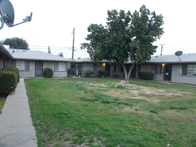 2122 N 1st St in Fresno, CA - Building Photo