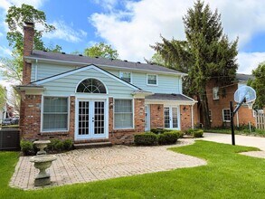 669 Mohegan St in Birmingham, MI - Foto de edificio - Building Photo