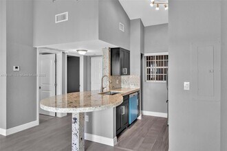 2811 N Oakland Forest Dr in Oakland Park, FL - Building Photo - Building Photo