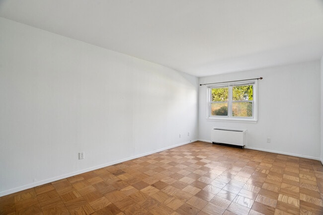 1111 River Rd, Unit G10 in Edgewater, NJ - Building Photo - Building Photo
