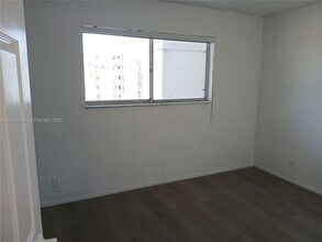 8740 N Sherman Cir in Miramar, FL - Foto de edificio - Building Photo