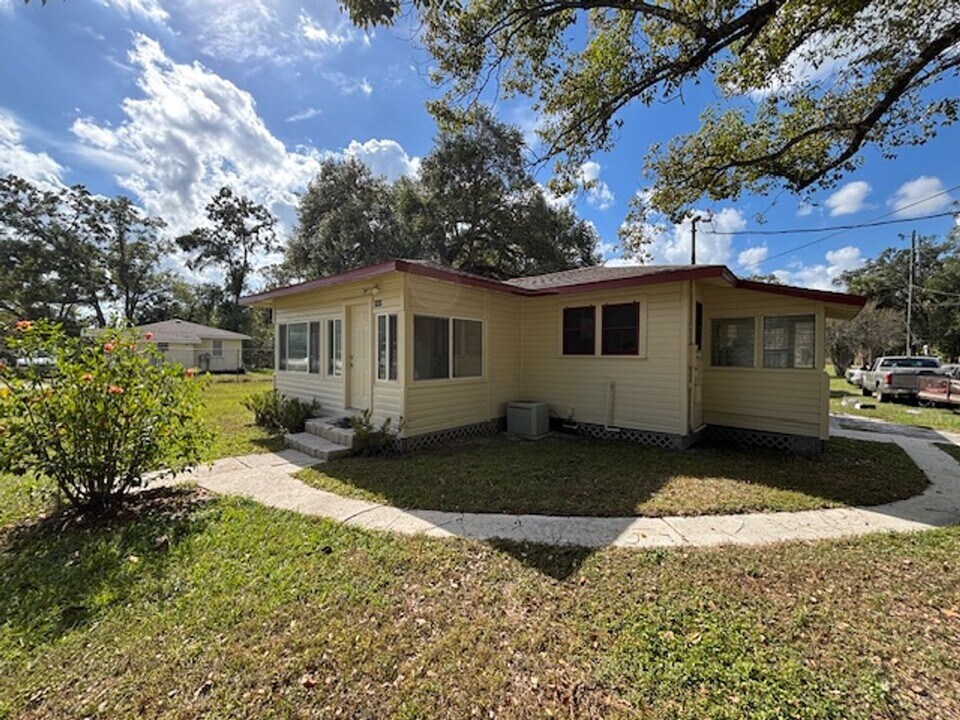 8469 Cobb Rd in Brooksville, FL - Building Photo