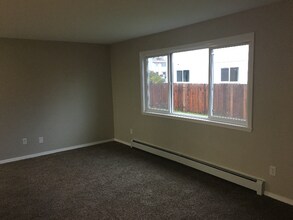 8621 Molanary Dr in Anchorage, AK - Building Photo - Building Photo