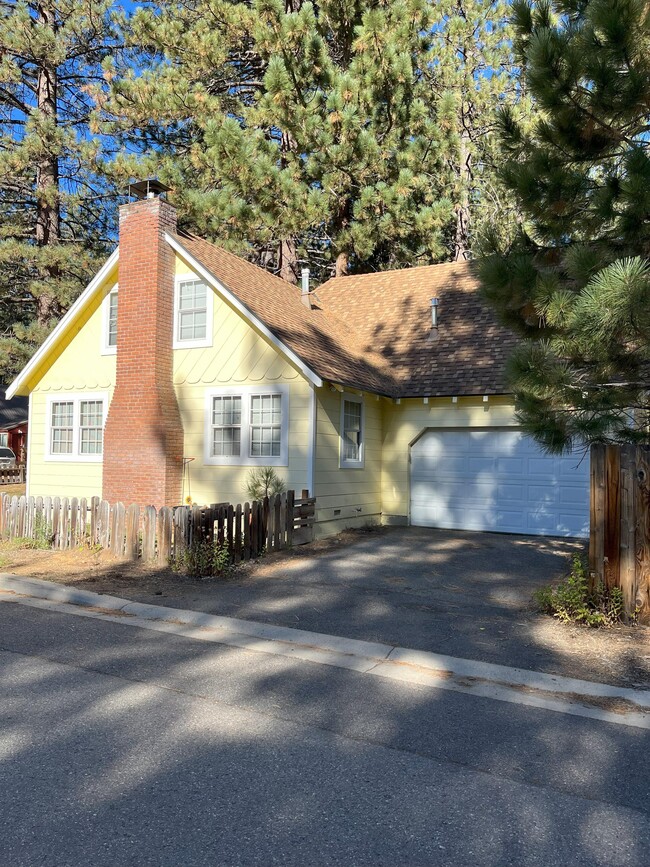 1171 Carson Ave in South Lake Tahoe, CA - Foto de edificio - Building Photo