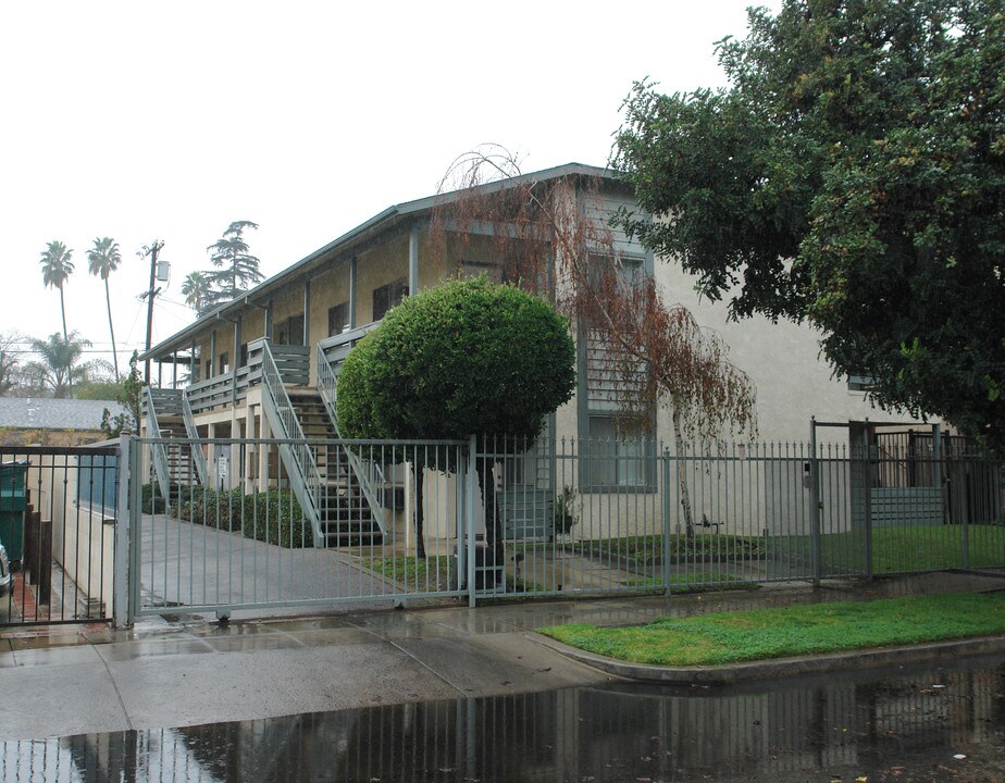 5261 Satsuma Ave in North Hollywood, CA - Building Photo
