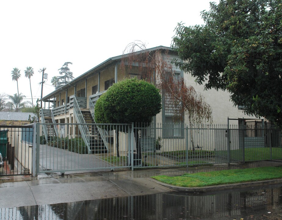 5261 Satsuma Ave in North Hollywood, CA - Foto de edificio