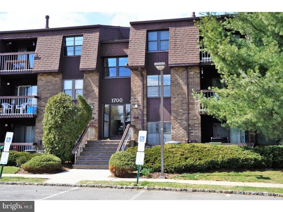 1724 Country Mill Dr in East Windsor, NJ - Building Photo