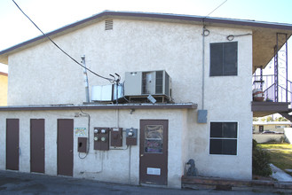 Suburban Heights Apartments in Las Vegas, NV - Foto de edificio - Building Photo