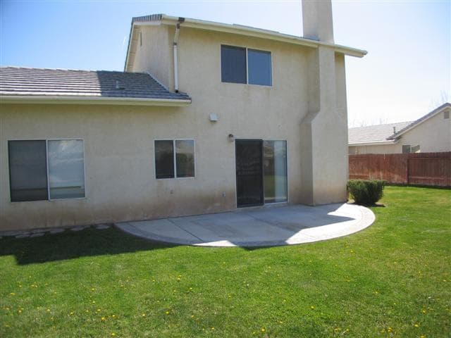 44641 Stonebridge Ln in Lancaster, CA - Foto de edificio - Building Photo