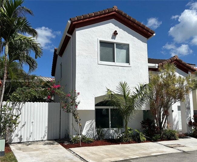 1086 NW 126th Ct in Miami, FL - Foto de edificio - Building Photo