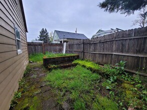 1395 Rainbow Dr in Springfield, OR - Building Photo - Building Photo