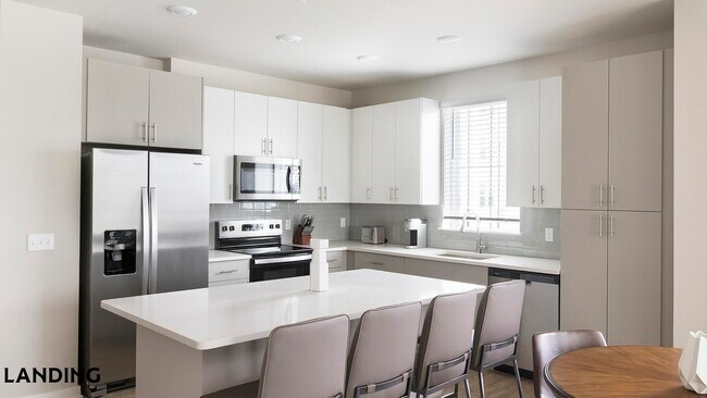 4902 Cosmos Cir, Unit 201 in Wimauma, FL - Foto de edificio - Building Photo