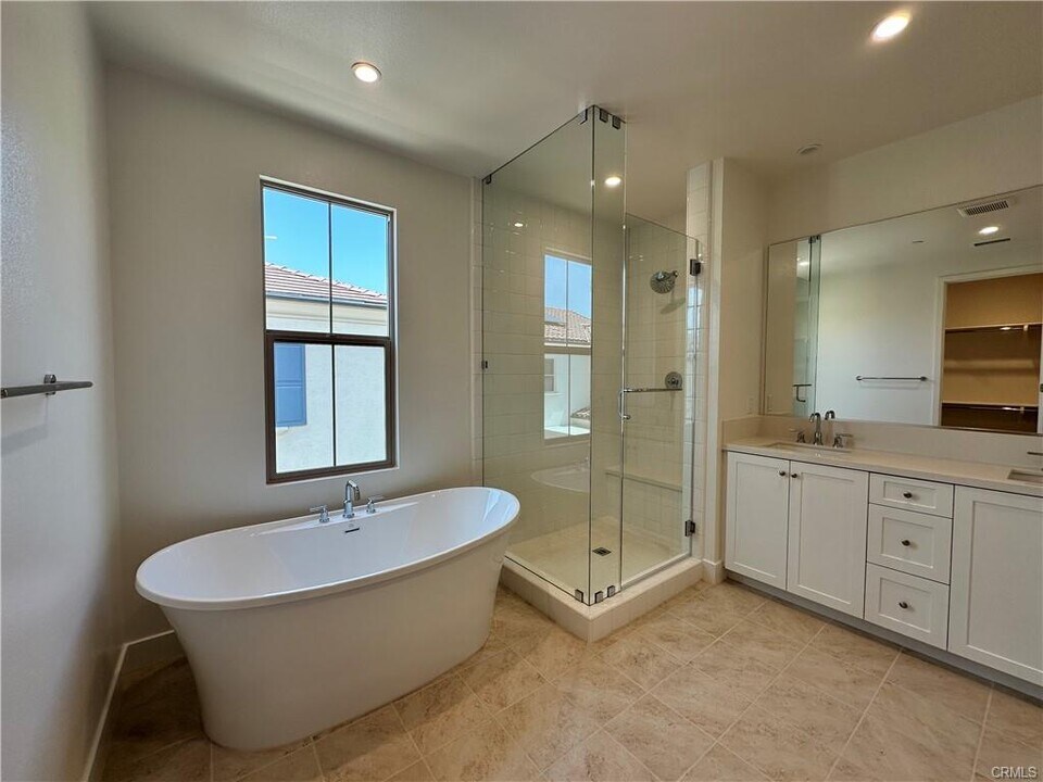 242 Maricopa Hwy in Irvine, CA - Building Photo
