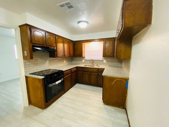 305 S 5th St in Noble, OK - Foto de edificio - Building Photo