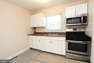 5623 Mitchell Rd in Levittown, PA - Building Photo - Building Photo
