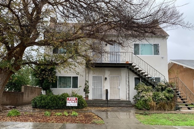 318 S Chevy Chase Dr, Unit upstairs