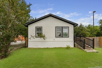 928 Hedges St in San Antonio, TX - Building Photo - Building Photo