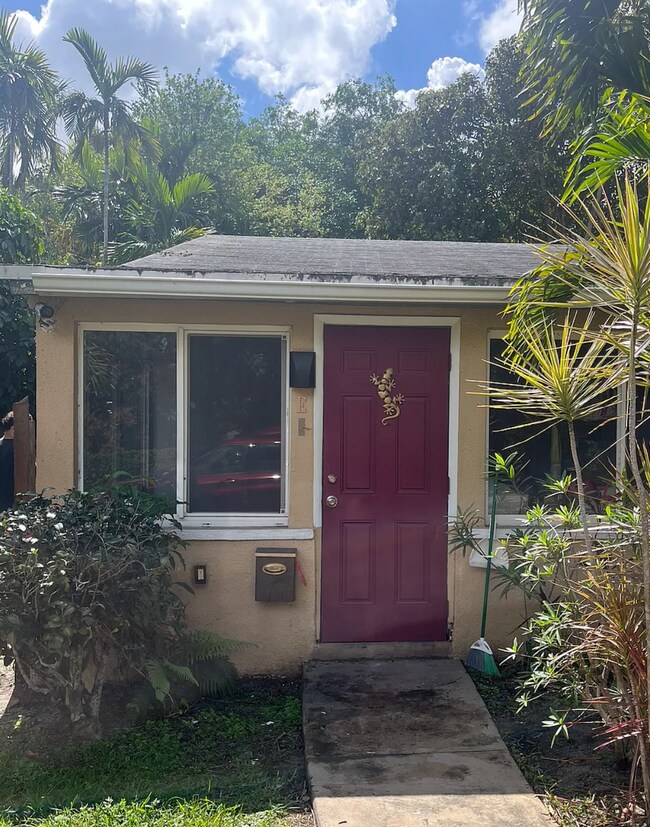 160 NE 87th St, Unit E in El Portal, FL - Building Photo - Building Photo