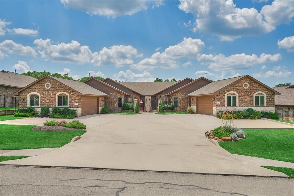 201 Bessie Price Owen Dr in Montgomery, TX - Building Photo