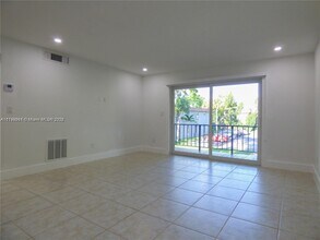 10355 N Kendall Dr in Miami, FL - Building Photo - Building Photo