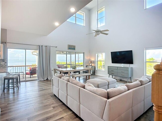 2426 69th Ave W in Bradenton, FL - Foto de edificio - Building Photo