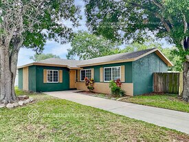 7185 118th Terrace in Largo, FL - Building Photo