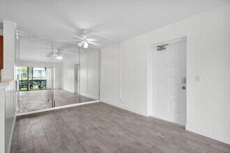 1011 Green Pine Blvd in West Palm Beach, FL - Building Photo - Building Photo