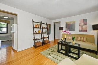 Brookchester Apartments in New Milford, NJ - Foto de edificio - Building Photo