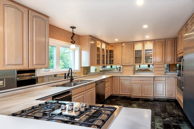 11071 Mountain Lake Dr in Anchorage, AK - Foto de edificio - Building Photo
