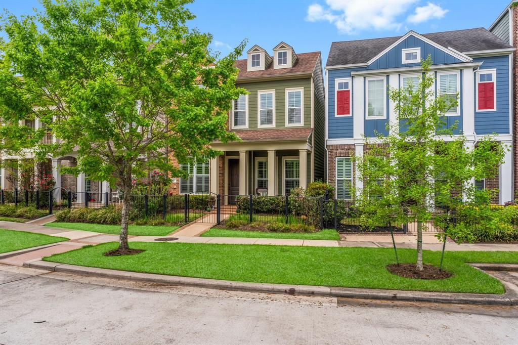 35 E Breezy Way in The Woodlands, TX - Building Photo