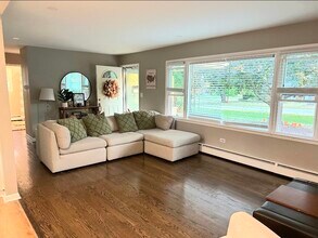 519 Oakwood Dr in Grayslake, IL - Building Photo - Building Photo