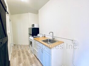 210 Wilson St in Hamilton, ON - Building Photo - Building Photo