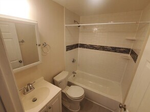 174 Pine St, Unit 7 in Holbrook, MA - Building Photo - Building Photo
