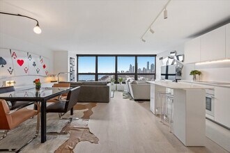 360 E Randolph St in Chicago, IL - Foto de edificio - Building Photo