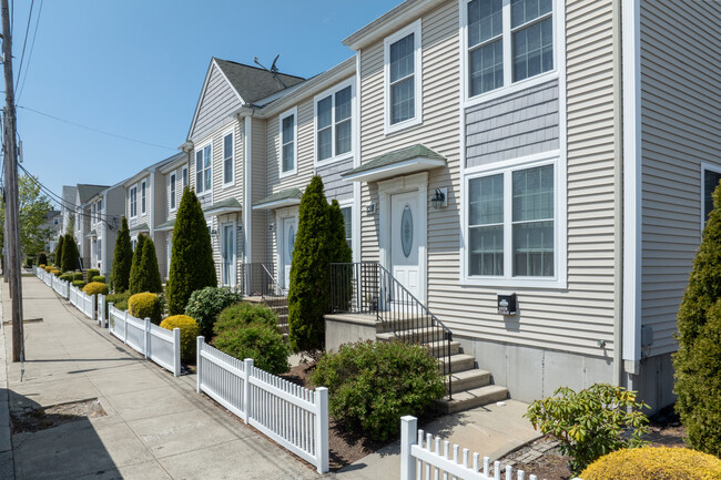 228 Meadow St in Pawtucket, RI - Foto de edificio - Building Photo