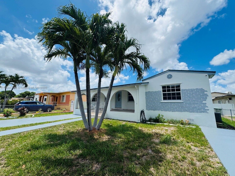 115 W 37th St in Hialeah, FL - Building Photo