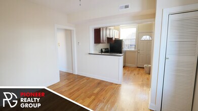 1446 W Byron St, Unit 3904-3 in Chicago, IL - Building Photo - Building Photo